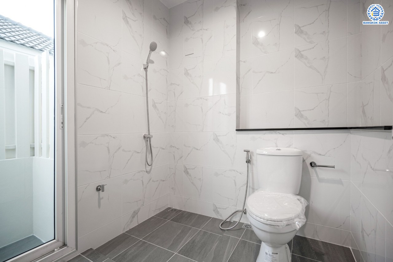 บ้านมือสองตกแต่งใหม่ โครงการ เพอร์เฟคเพลส1 ราชพฤกษ์ คุณภาพแบรนด์ Property Perfect เนื้อที่ 66.2 ตร.ว. ตอบโจทย์ทุกการอยู่อาศัย ฟังก์ชัน 3 ห้องนอน 3 ห้องน้ำ 2 ที่จอดรถ บนทำเลติดถนนราชพฤกษ์ ใกล้วงเวียนพระราม5 รถไฟฟ้าสายสีม่วง "สถานีบางรักน้อยท่าอิฐ" และจุดขึ้นทางด่วน "กาญจนาภิเษก"